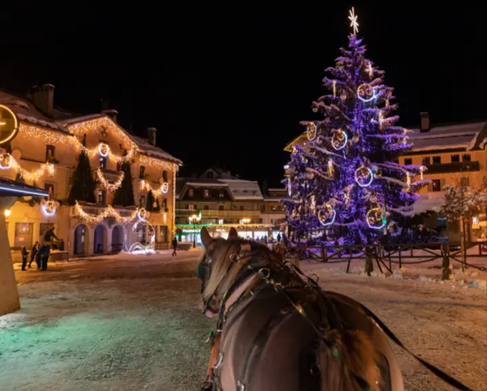 Place de l'Eglise à Megève la nuit depuis une calèche