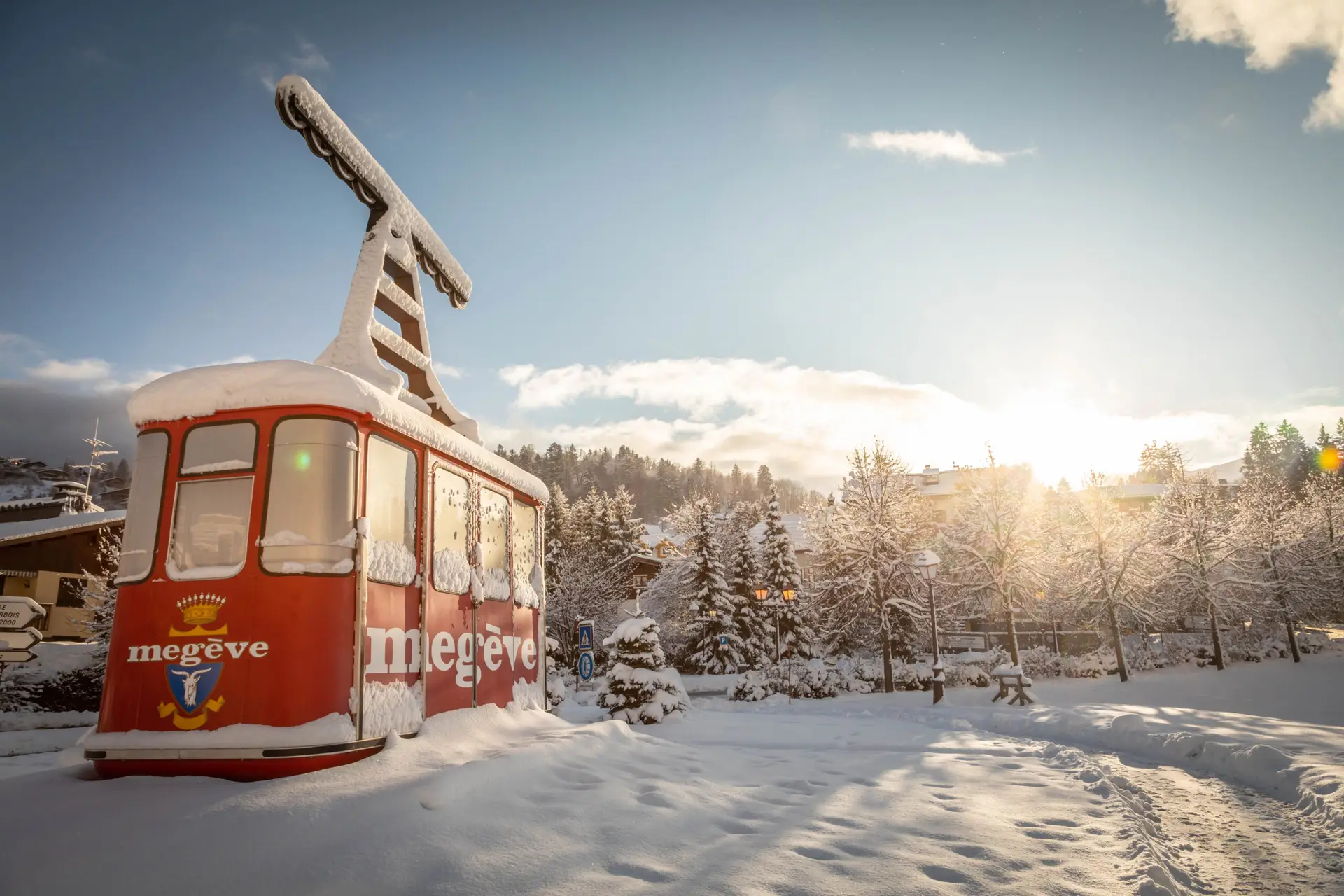 paysage avec la cabine rouge de la ville de Megève