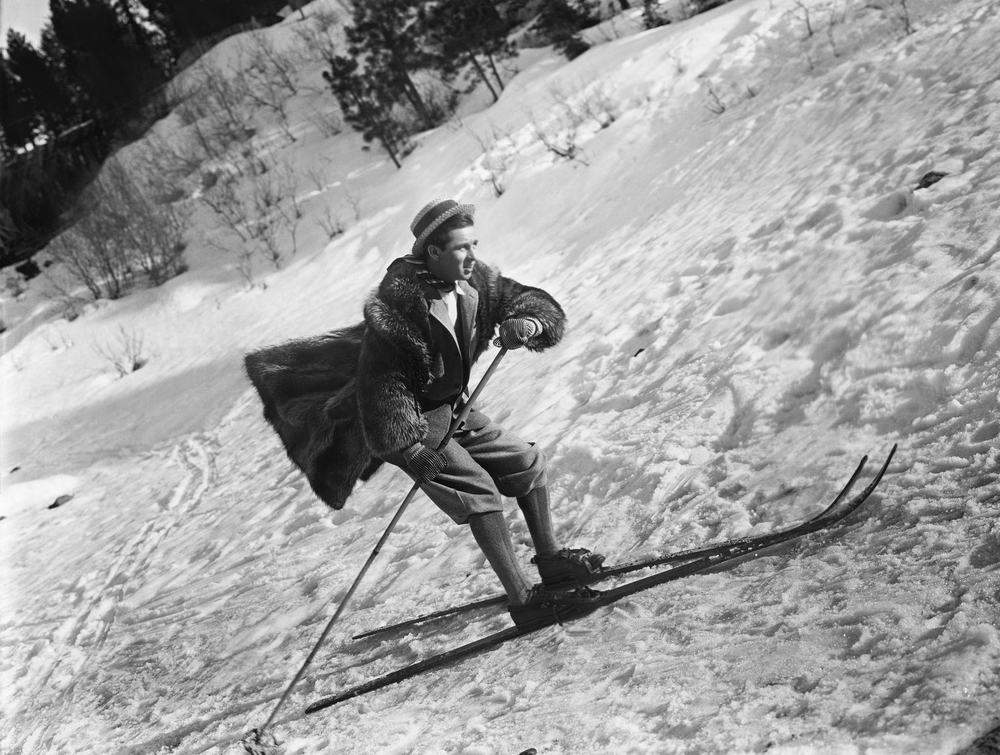 Photo d'un skieur au début du 20e siècle
