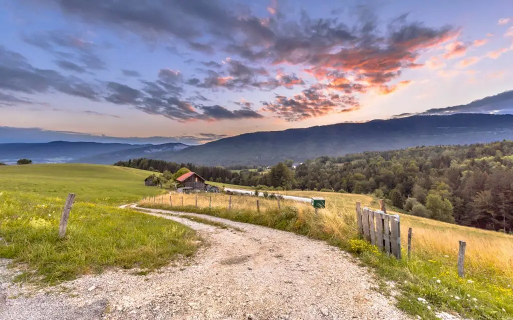 Chemin de randonnée facile à travers les prairies en Haute-Savoie l'été